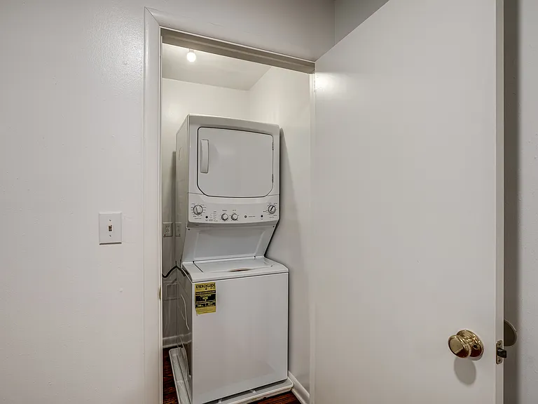 4620 N Harvey Pkwy — Photo 36