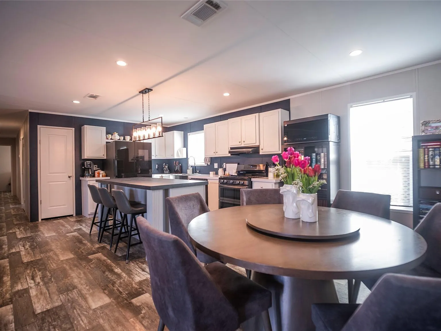 5 bed, 3.5 bath, 2176 sqft, $2,300 — Photo 2