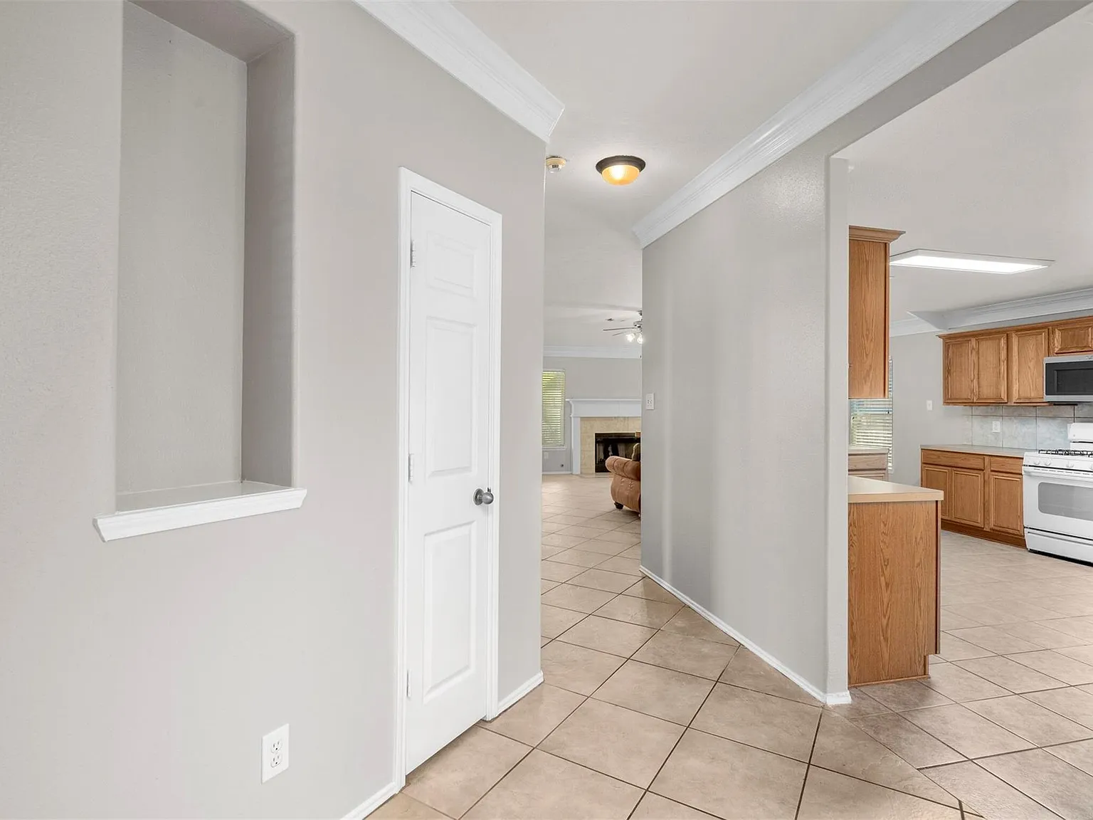 3 bed, 2.0 bath, 1558 sqft, $1,900 — Photo 3