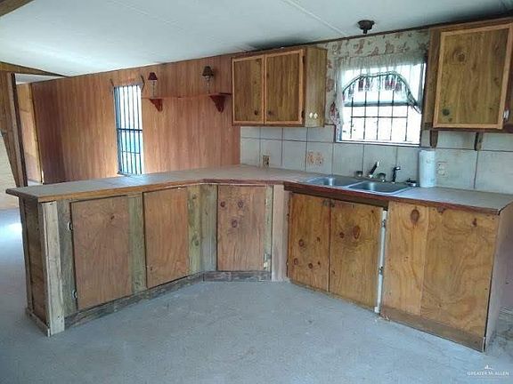 3rd image of 319 Amarillo Dr
