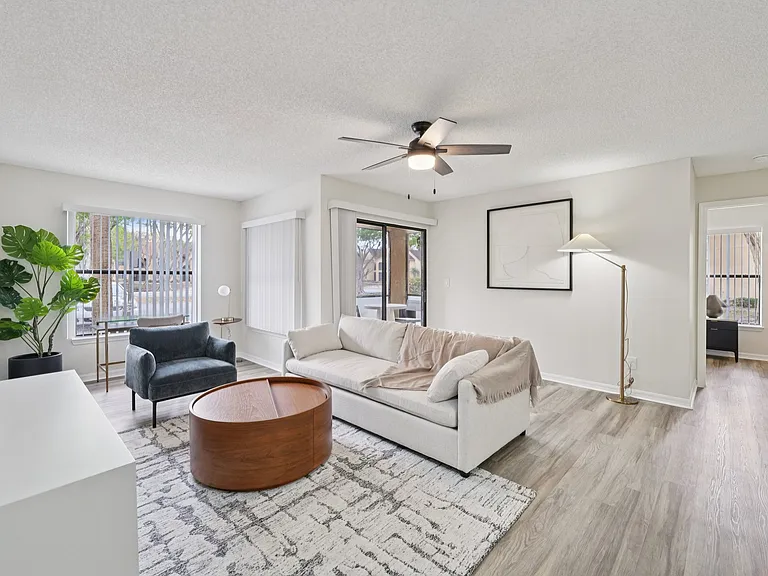 Oasis Naples Apartments — Photo 3