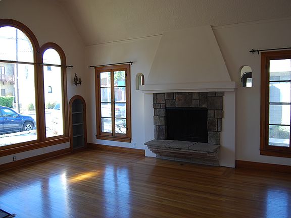 3rd image of 830 Newport Ave
