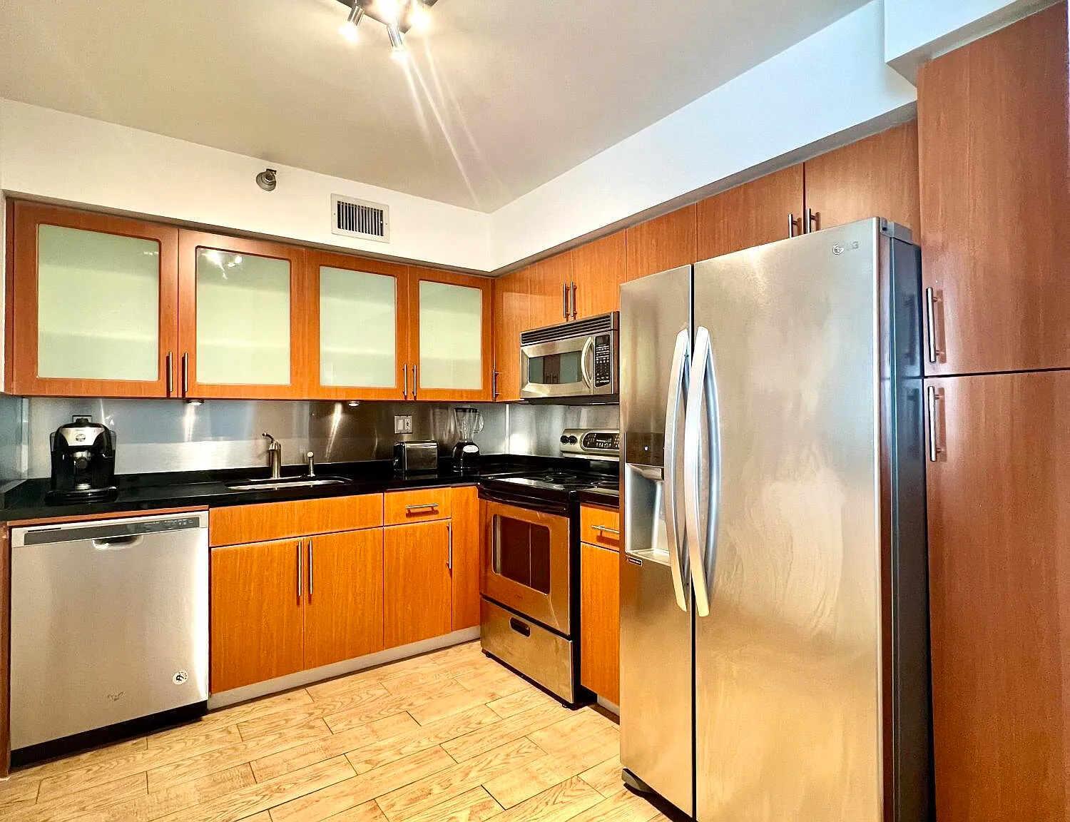 2 bed, 2.0 bath, 1181 sqft, $3,050 — Photo 3