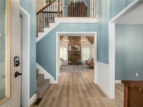 13924 S Tomahawk Dr, Olathe, KS 66062