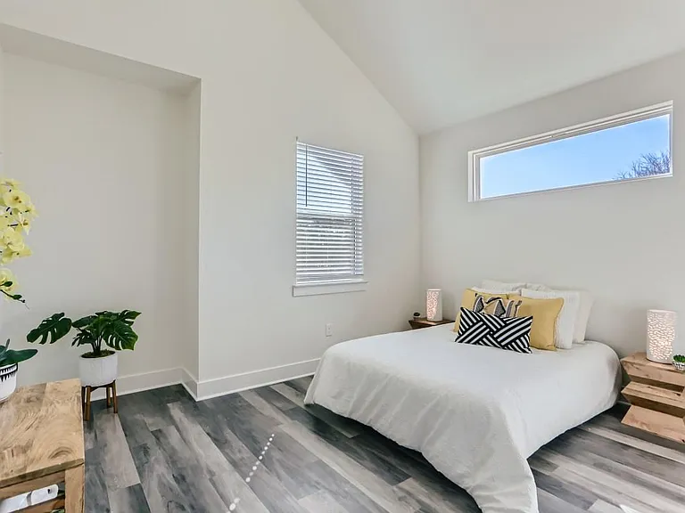 Master suite 1 w/ on-suite bathroom