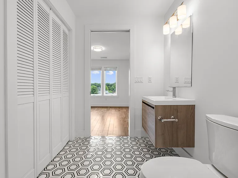 245 E Main St #10 — Photo 9