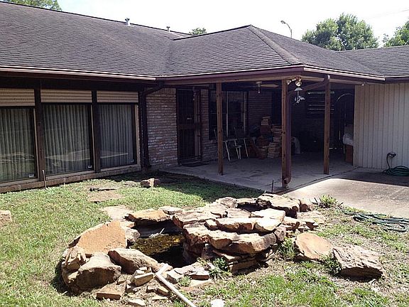 Another view of patio area and fountain