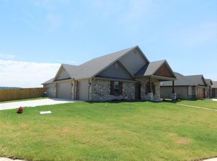 971 Pinnacle St, Prairie Grove, AR 72753