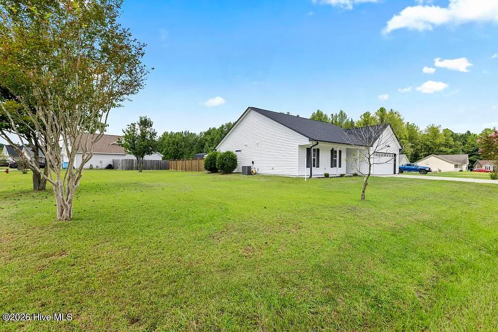 3 bed, 2.0 bath, 1355 sqft, $1,850 — Photo 3