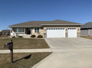 1432 Amber Ct, Mason City, IA 50401