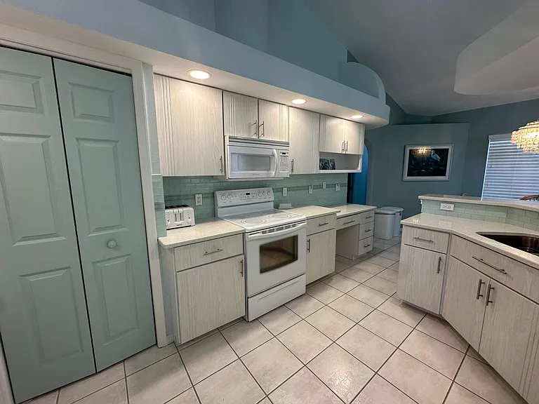 603 Rotonda Cir — Photo 6