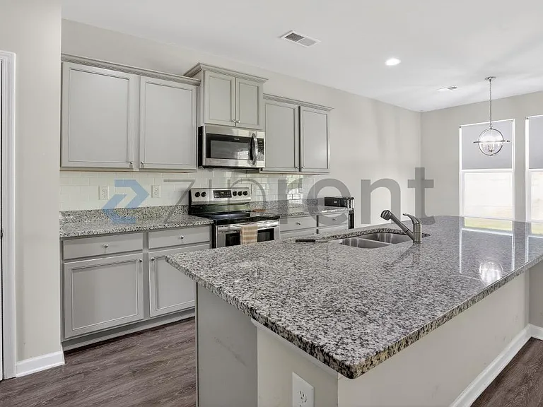 1360 NE Slaton Manor Dr — Photo 24