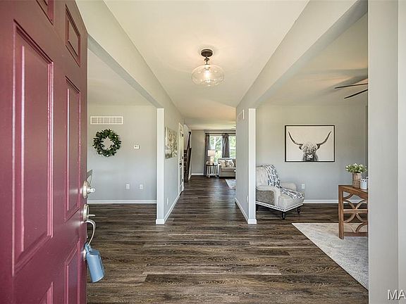 2nd image of 4891 Sierra View Pl