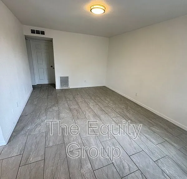 2435 Orange Ave #5 — Photo 3