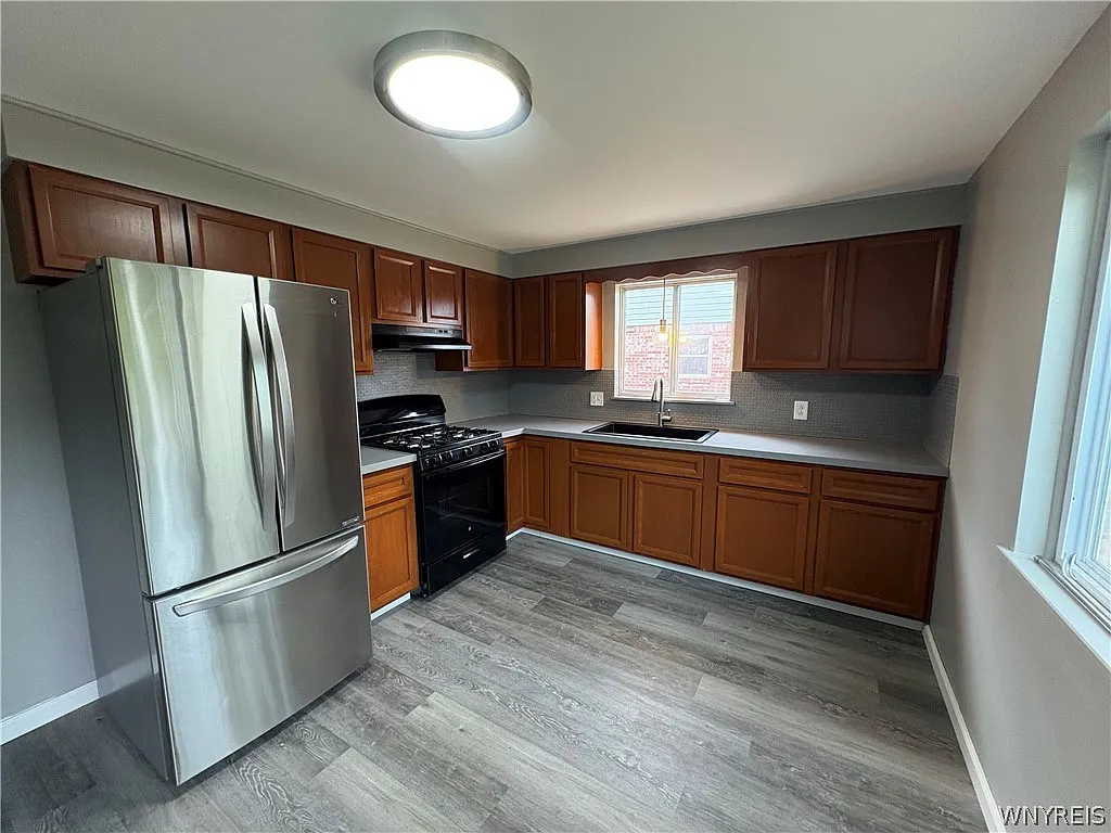 3 bed, 1.5 bath, 2320 sqft, $1,850 — Photo 3