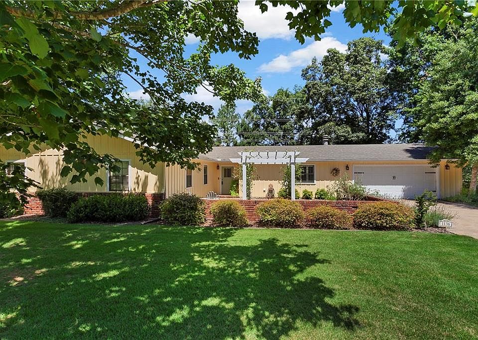 1st image of 1138 N Huntington Dr