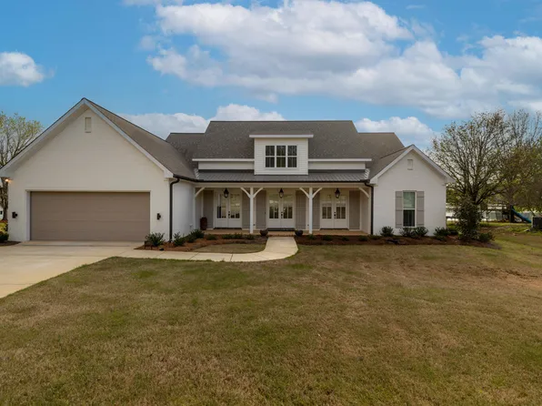 1334 W Lakeshore Dr, Starkville, MS 39759