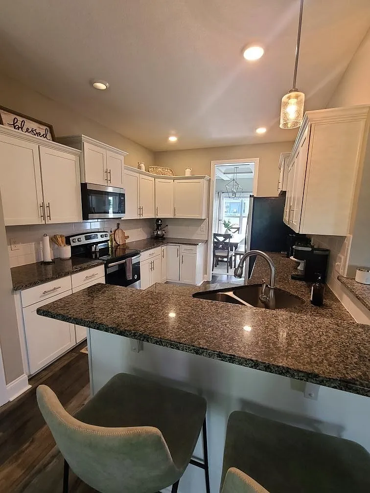3 bed, 2.5 bath, 2121 sqft, $2,050 — Photo 4