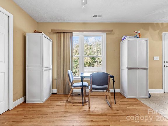 4th image of 927 Kearney Dr