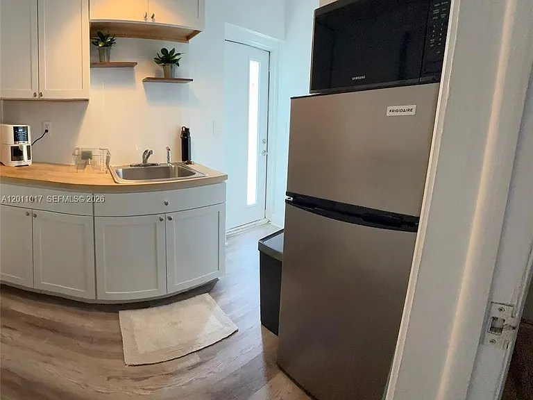 115 SE 2nd St #2 — Photo 7
