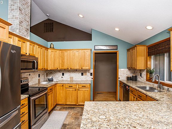 4th image of 10006 NE 105th Ave