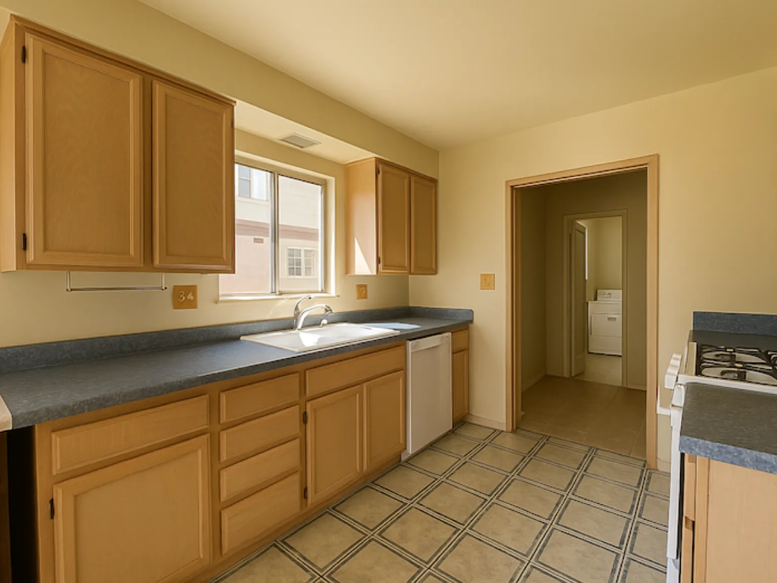 3 bed, 1450 sqft, $3,695 — Photo 2