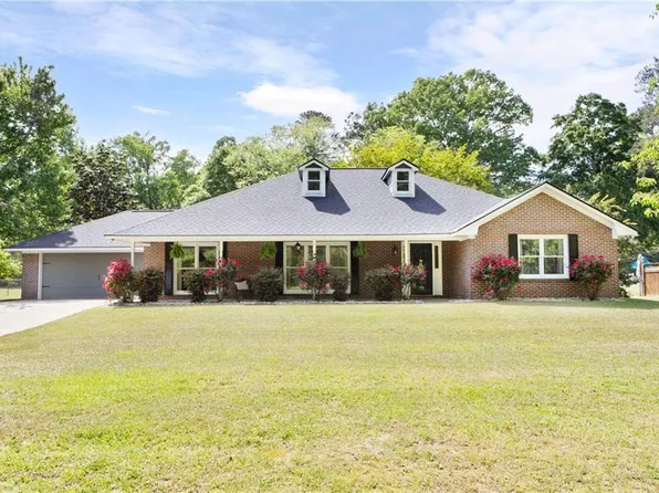 609 Dover Pl, Smiths Station, AL 36877