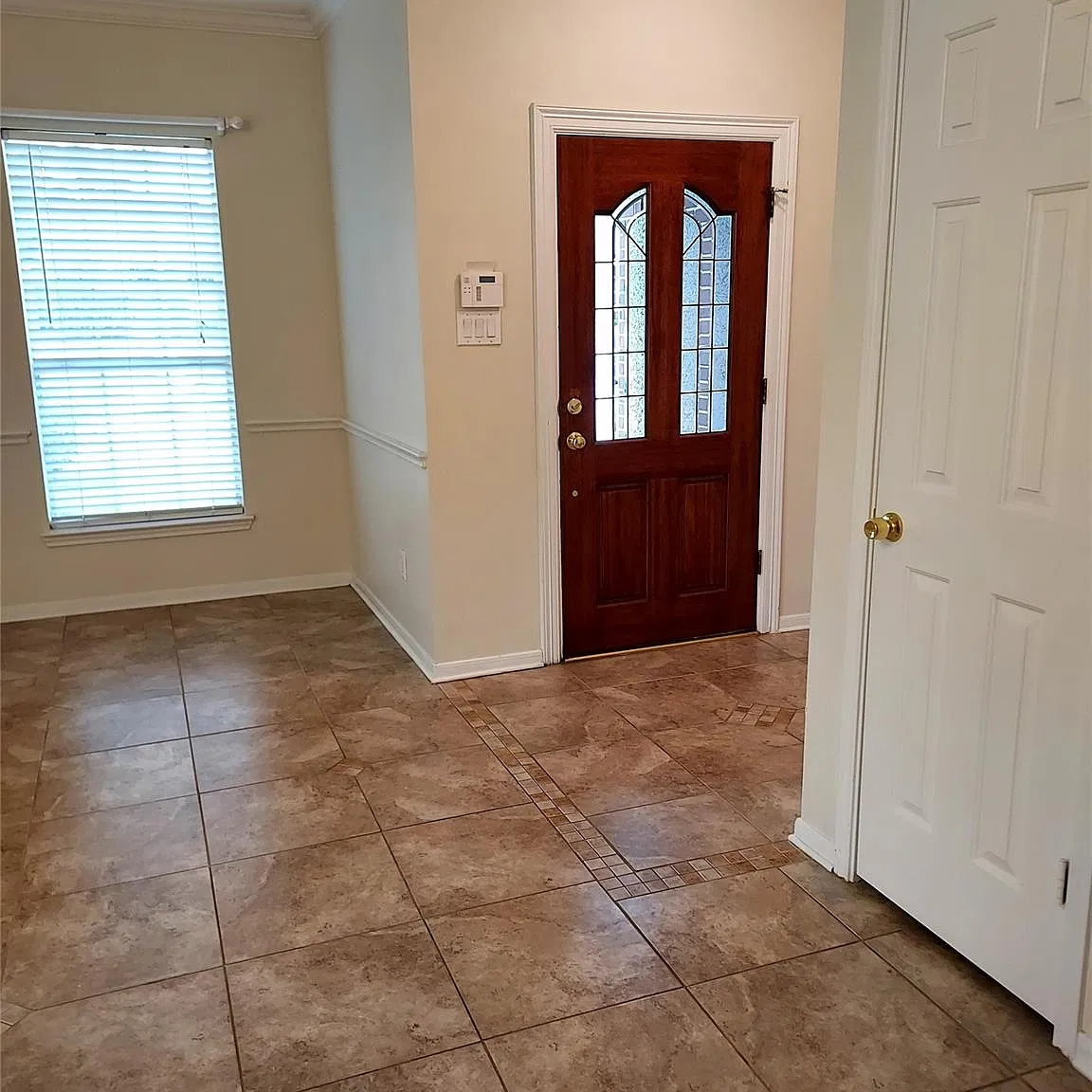 4 bed, 2.5 bath, 2734 sqft, $2,575 — Photo 4