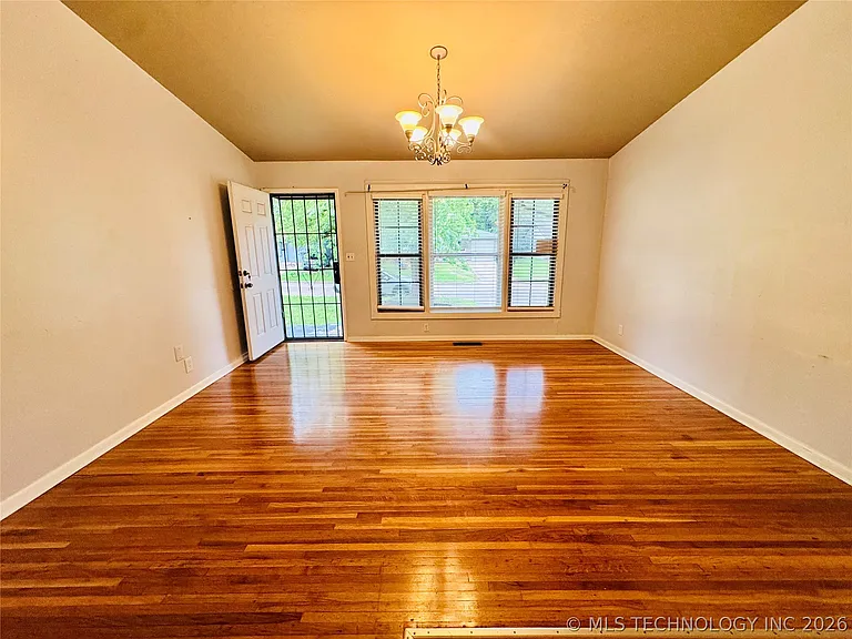 5519 N Garrison Pl — Photo 2
