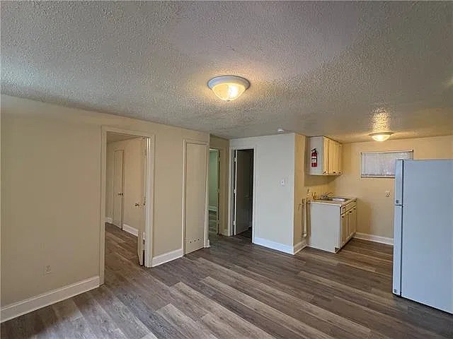 2 bed, 1.0 bath, 405 sqft, $1,300 — Photo 4