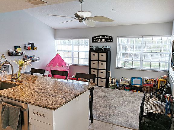 Kitchen w/ Breakfast nook