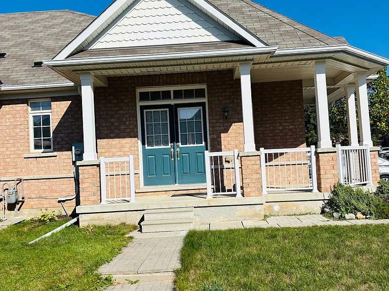 676 Baldwin Cres — Photo 2