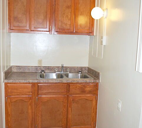 4th image of 814 S Serrano Ave #8