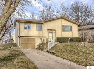 202 Glendale Cir, Gretna, NE 68028