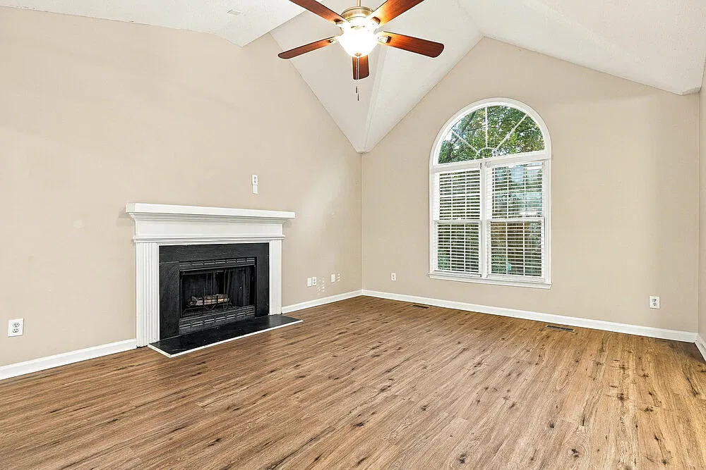 3 bed, 2.0 bath, 1246 sqft, $1,990 — Photo 4