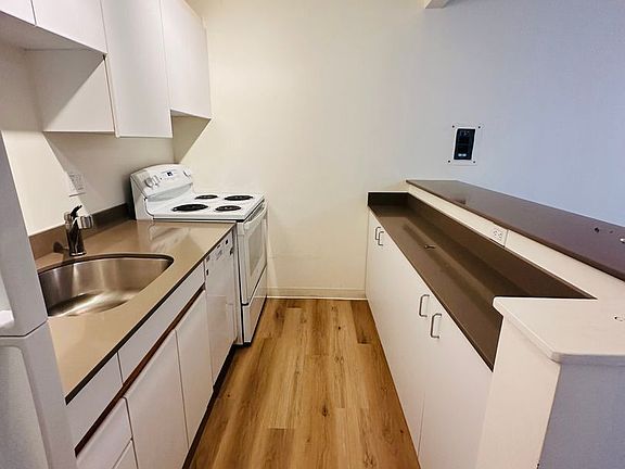 3rd image of 324 W Olympic Pl #303