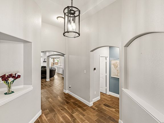 4th image of 1020 Crest Breeze Dr