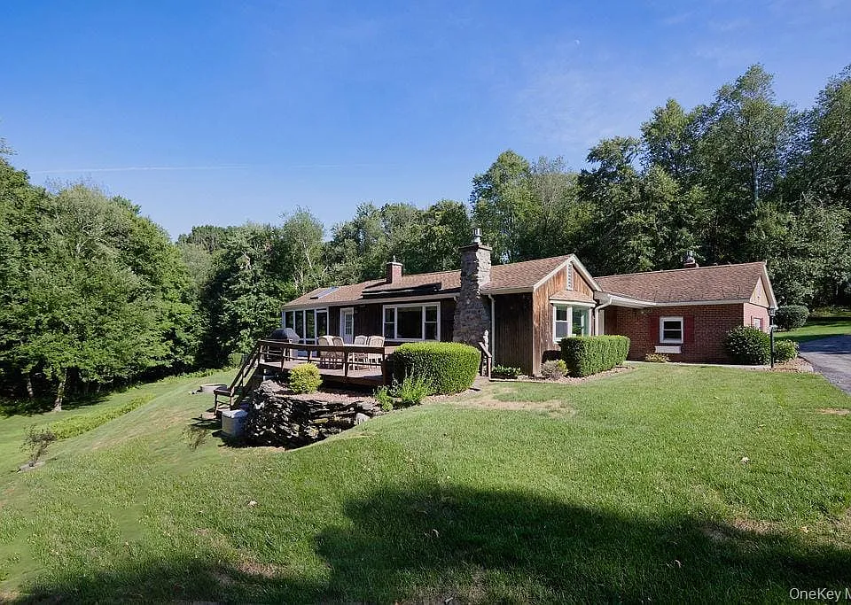116 School House Ln