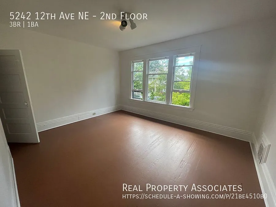 University District Three Bedroom — Photo 3