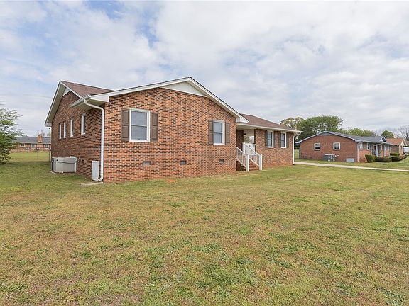 3rd image of 417 Greenmeadow Cir