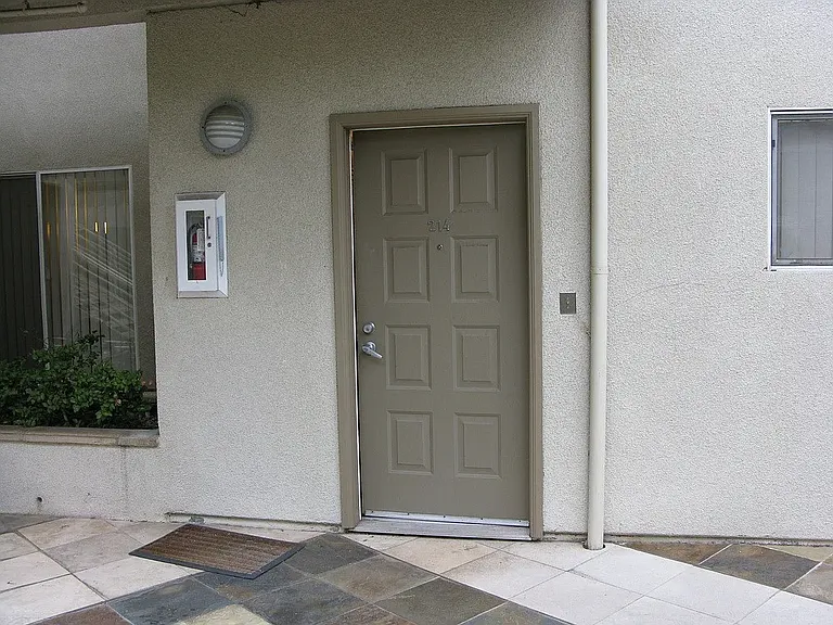 2905 Montrose Ave #214 — Photo 10