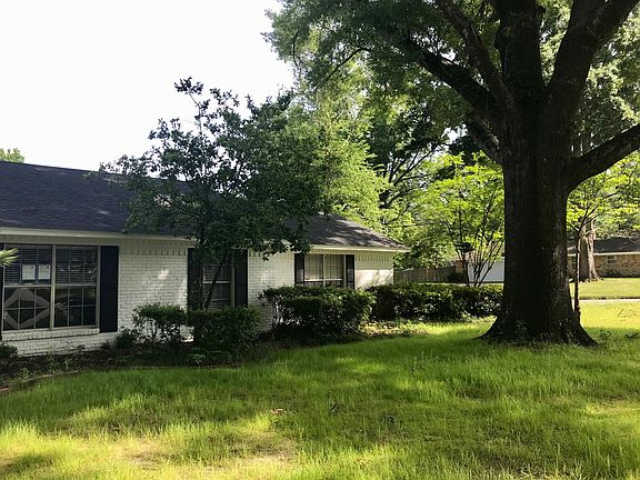 3rd image of 821 Barclay Dr