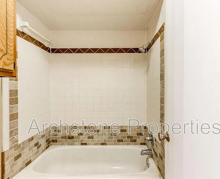 6605 Lyrewood Ln — Photo 20