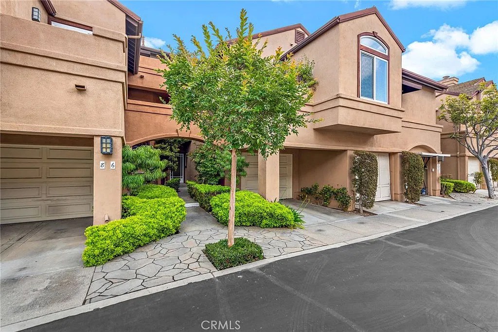 1 bed, 2.0 bath, 935 sqft, $3,100 — Photo 2