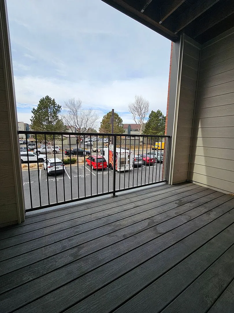 Beautiful, Modern and Bright 2 Bedroom 2 Bath Condo in the Aurora Area — Photo 4