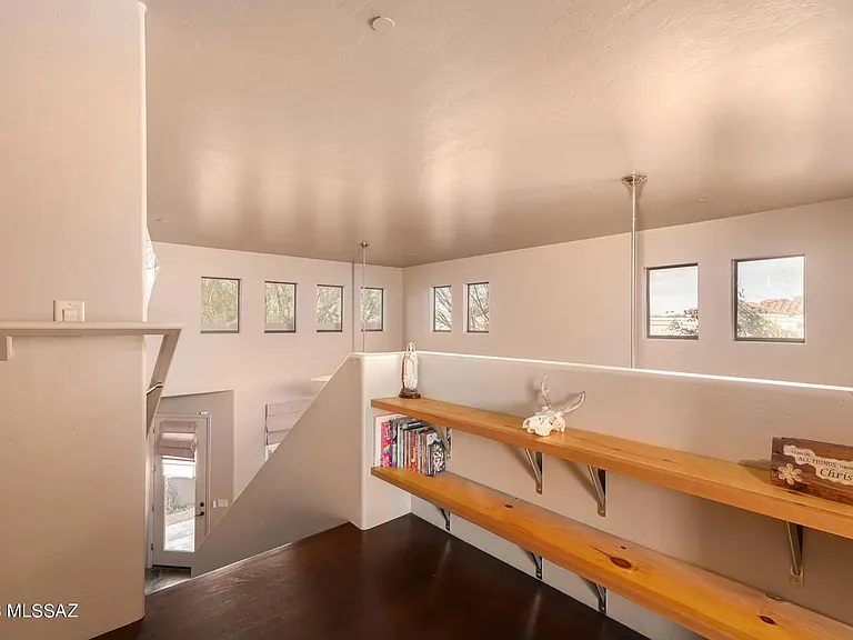 161 E Bishop Ln — Photo 3