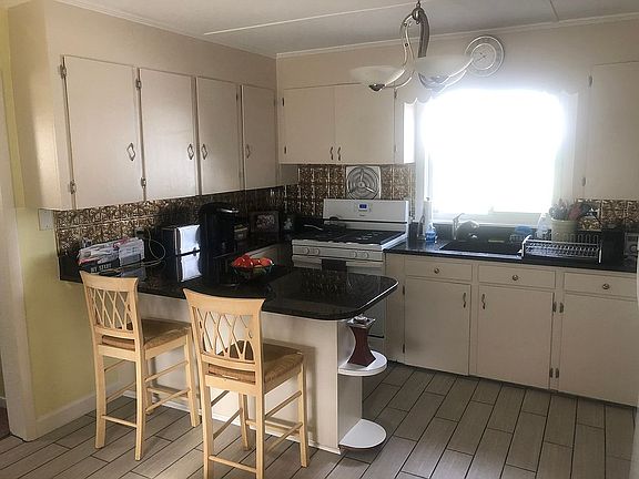 4th image of 409 Curtin St