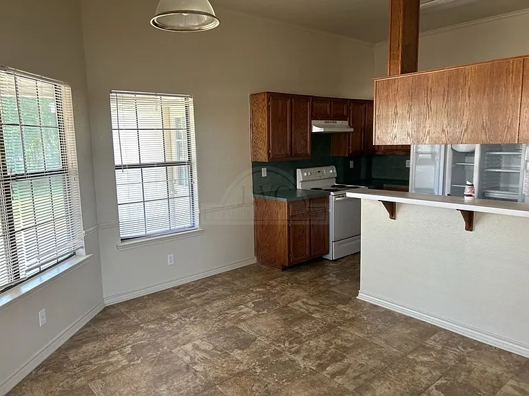 1001 Clairidge Ave — Photo 4