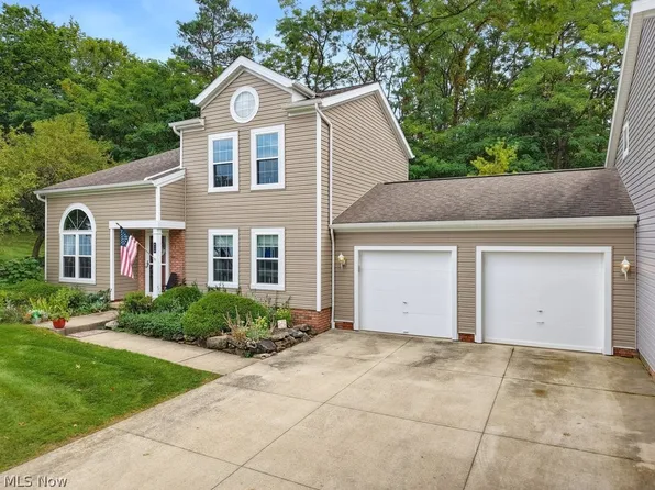 8569 Ravenswood Ln, Macedonia, OH 44056