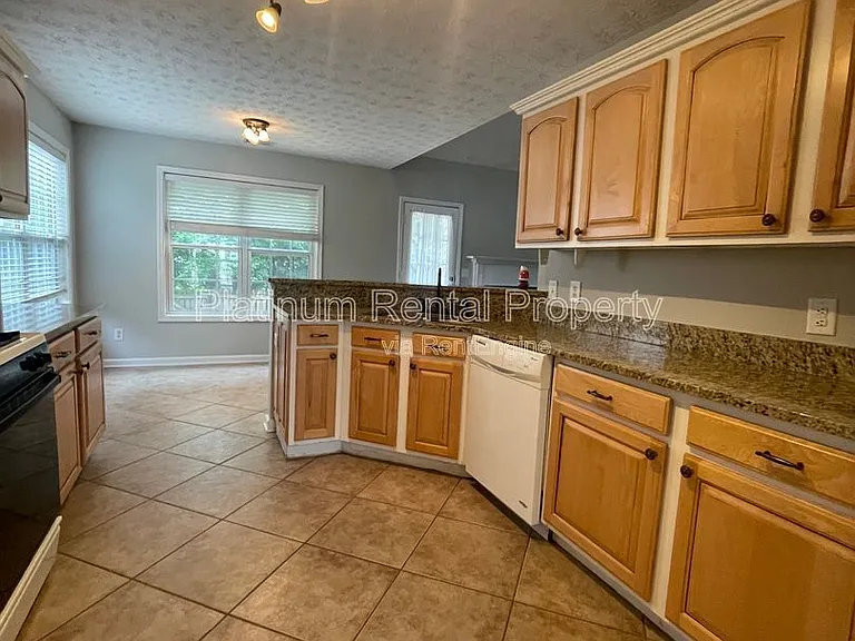 475 Ellesmere Way — Photo 10